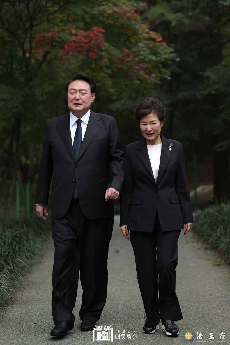 ▲ President Yoon Suk-yeol (left) walks with former President Park Geun-hye to attend the 44th anniversary memorial service for former President Park Chung-hee at the National Cemetery in Seoul on Oct. 26./ Courtesy of the Presidential Office