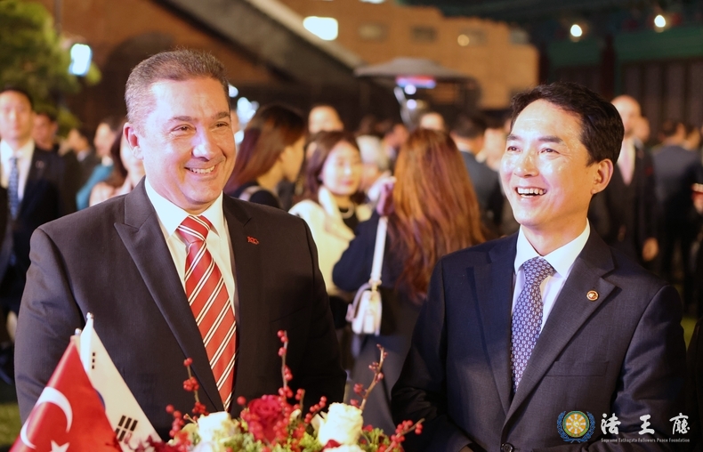 Ambassador H.E. Murat Tamer of Turkiye (left) chats with Minister Park Min-shik of the Ministry of Patriots and Veteran Affairs of Korea at the Turkish national day reception held at Shilla Hotel in Seoul on Oct. 30, 2023.