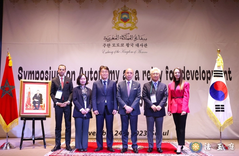 Amb. Chafik Rachadi of the Kingdom of Morocco (center) poses with foreign ambassadors at the Ambassador Seoul Pullman Hotel in Jung-gu, Seoul, on Nov. 24.