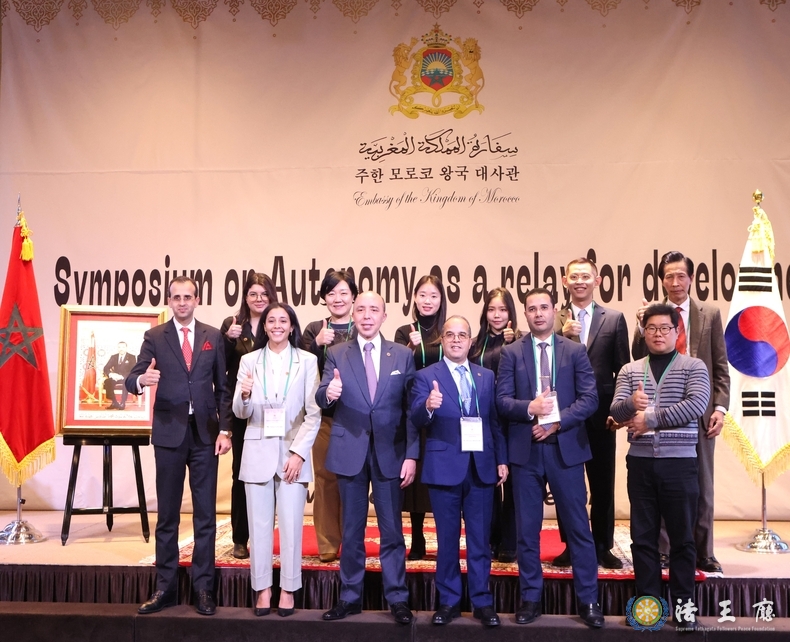 Amb. Chafik Rachadi of the Kingdom of Morocco (third from the left, the front line) poses with staff members of the Embassy of Morocco in Seoul.