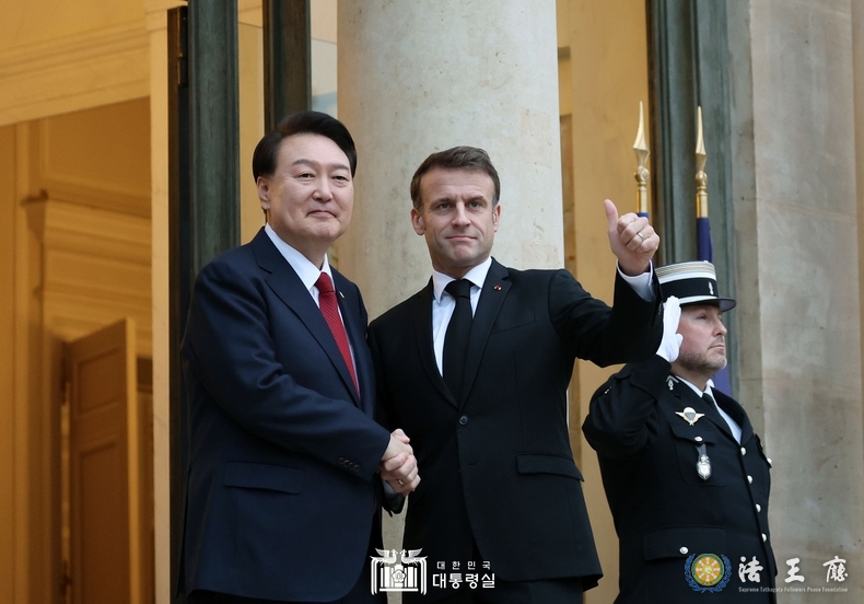 President Yoon Suk-yeol holds a breakfast and summit meeting with French President Emmanuel Macron at the Elysee Palace on Nov. 24. / Courtesy of the Presidential Office