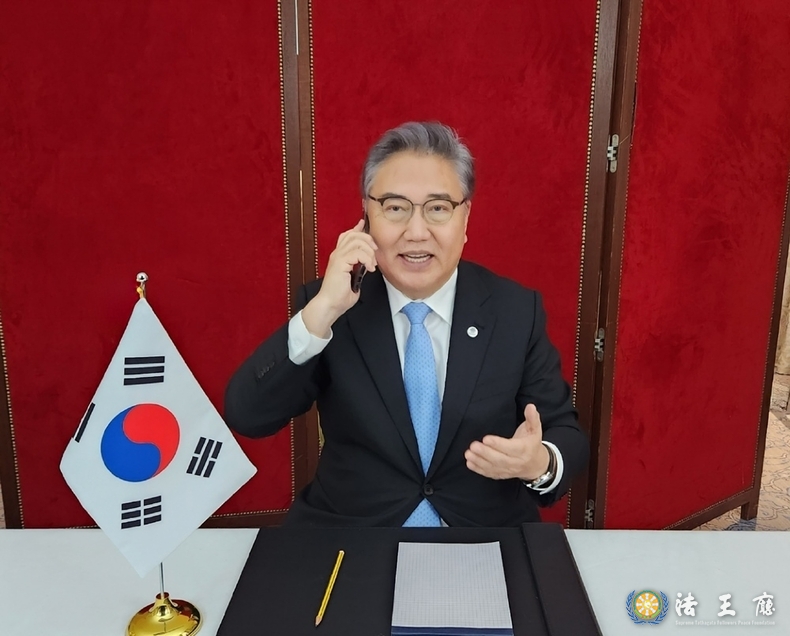 Minister of Foreign Affairs Park Jin holds a trilateral telephone consultation with U.S. Secretary of State Antony J. Blinken and Japan Minister for Foreign Affairs Kamikawa Yoko on November 24.