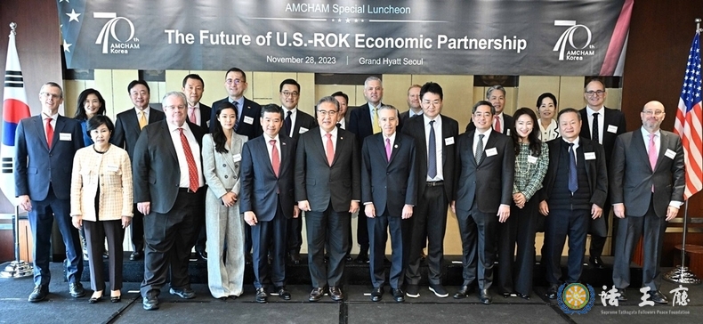 Minister of Foreign Affairs Park Jin and U.S. Ambassador Goldberg (6th and 7th from the left) pose with attendants at the "Special Luncheon on Korea-U.S. Economic Partnership" on Nov. 28.