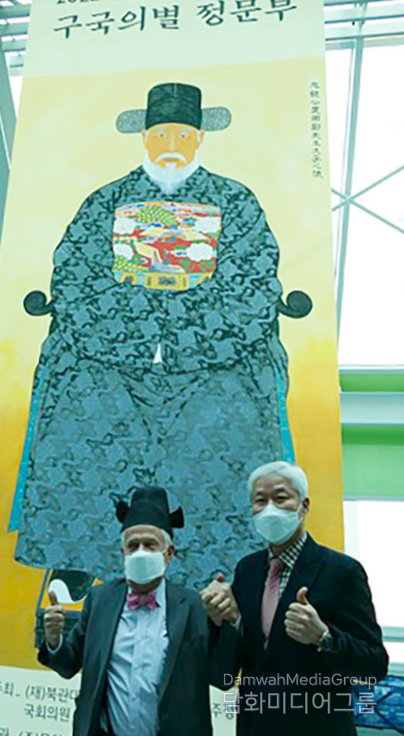  “정문부 장군을 존경한다는 짐 로저스도 회장에게 이존영 이사장 