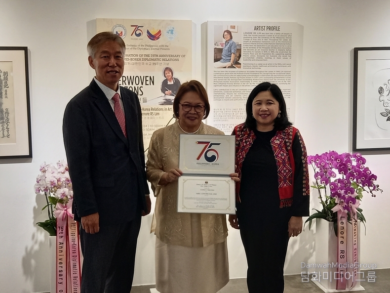 Filipino artist Lenore RS Lim (center) poses with Amb. Maria Theresa B. Dizon-de Vega (right) and Chairman Lee Jon-young of Diplomacy Journal after receiving a certificate of appreciation from the ambassador.