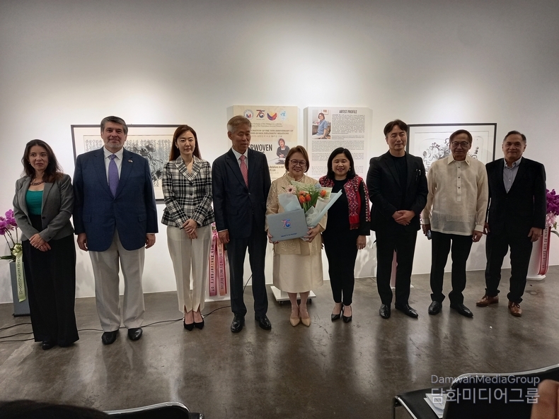 Filipino artist Lenore RS Lim (center) and Amb. Theresa Dizon-de Vega of the Philippines (4th from the right) poses with guests, including Amb. Carlos Penafiel of Mexico (second from the left) and Chairman Lee Jon-young of Diplomacy Journal (4th from the left), at the Maru Art Center in Seoul on May 3.