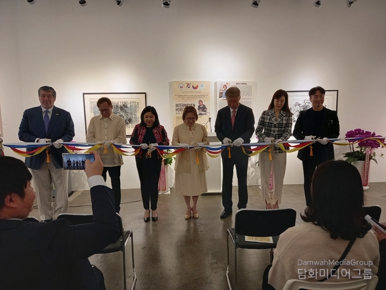 Amb. Maria Theresa B. Dizon-de Vega (third from the left), Filipino artist Lenore RS Lim (center) and Chairman Lee Jon-young of Diplomacy Journal (third from the right) attend a tape-cutting ceremony, along with other special guests.