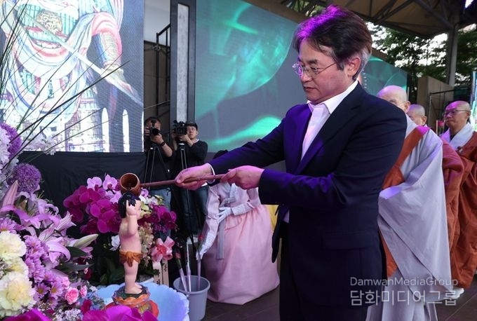  이동환 시장이 불상에 물은 끼얹고 있다. (번민을 씻어내는 의식)