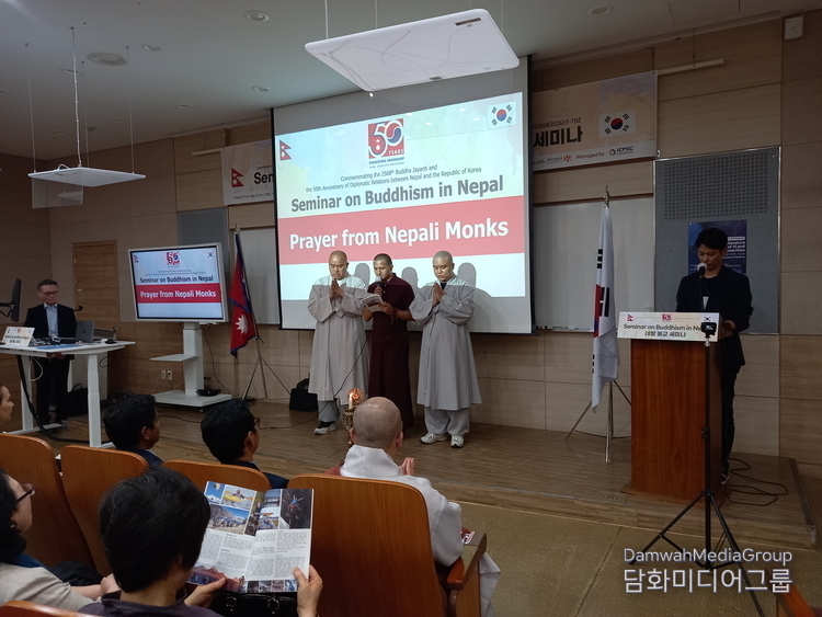  지난 24일 서울 동국대학교에서 '네팔 불교의 깨달음 이전 배경과 이후 수행의 역사'를 주제로 열린 네팔 불교 세미나 개막에 앞서 네팔 스님 3명이 기도하고 있다.