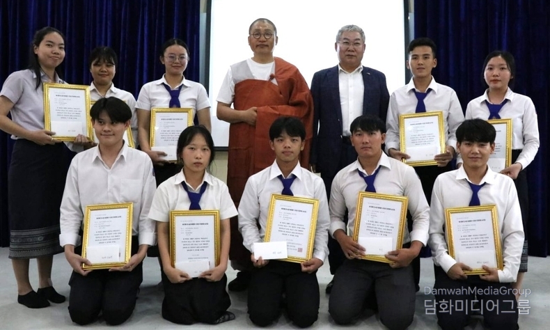 장학금을 전달하고 기념촬영을 하고있다, (사진-라오스교육문화원)