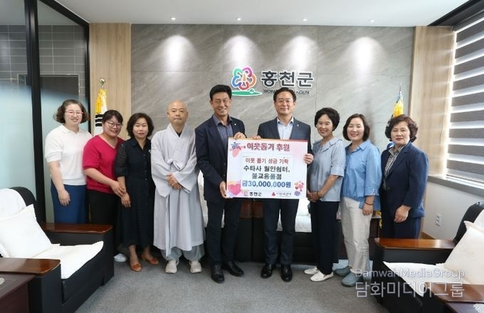  수타사 월인쉼터 · 불교용품점, 이웃돕기 성금 기탁(사진-홍천군)