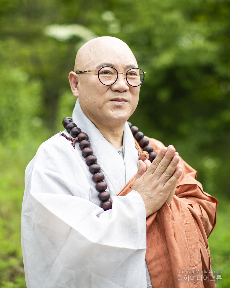 본지 회장( 재단법인 법왕청평화재단 승정원장, 가피암 회주 일정 대종사)