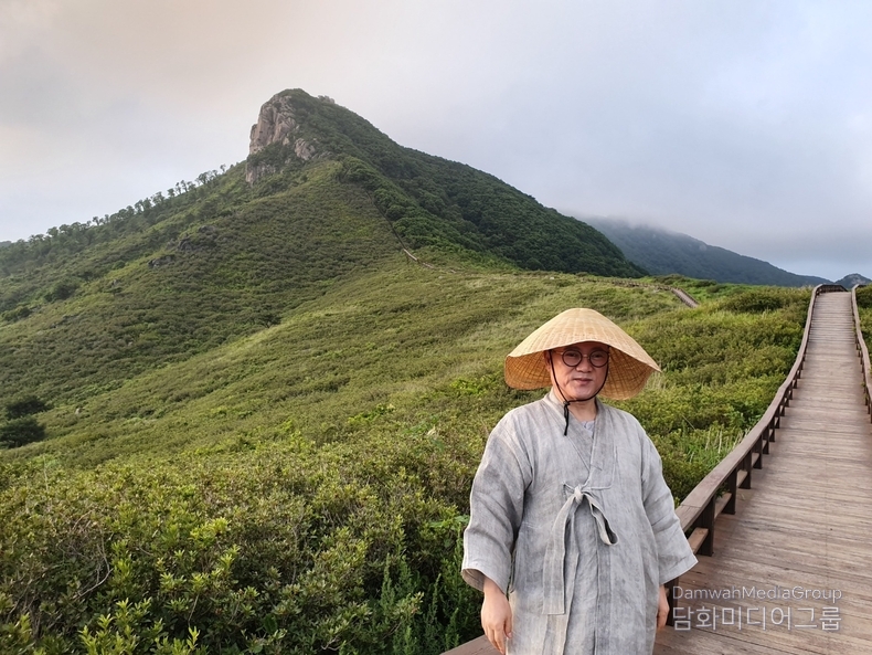 본지 회장( 재단법인 법왕청평화재단 승정원장, 가피암 회주 일정 대종사)