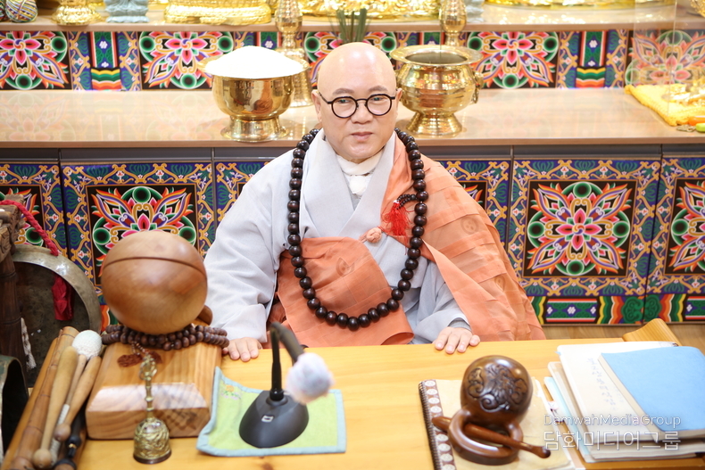  본지 회장( 재단법인 법왕청평화재단 승정원장, 가피암 회주 일정 대종사)