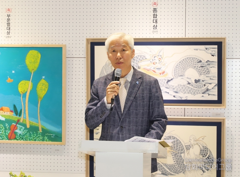 사단법인 세계평화미술대전 조직위원회 담화 이존영 이사장이 시상식에서 인사말을 하고 있다.(사진-담화미디어그룹)