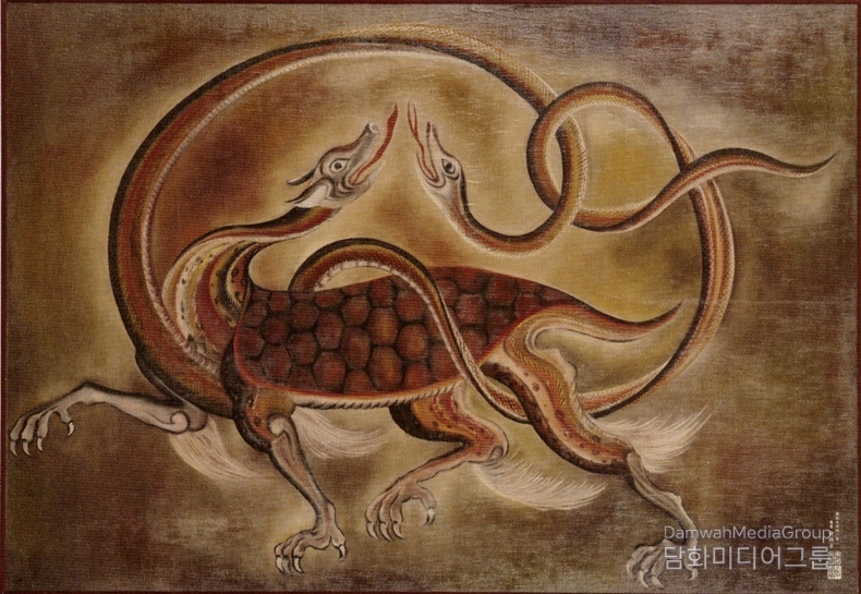 현무도 / 하늘의 다섯개 구문인 오관 중북관을 다스리는 신으로 그 형상은거북의 생김새이며, 몸은 뱀으로휘감겨 서로 마주보는 모양을하고있다. [삼베, 생옻칠, 색칠칠) 청목 김환경 作 ( 규격 100호 / 가격 200,000,000원)