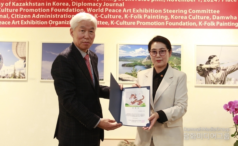 2025년 새해를 맞아 액운을 물리치고 복을 기원하는 전통 회화 '세화歲畵' 특별전 "어서 오세요"(벽사초복辟邪招福), 월간 K-민화 이존영 발행인 으로부터 이미형 운영위원장이 임명장을 받고있다. 