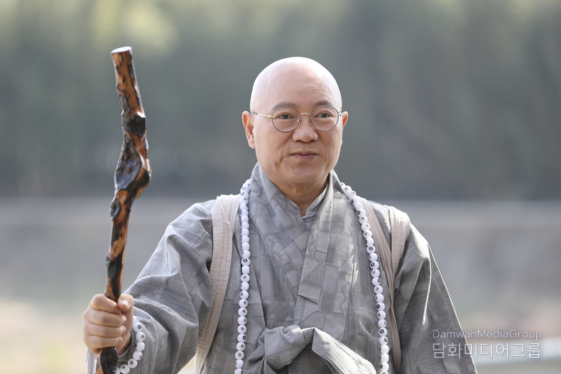 본지 회장( 재단법인 법왕청평화재단 승정원장, 가피암 회주 일정 대종사)