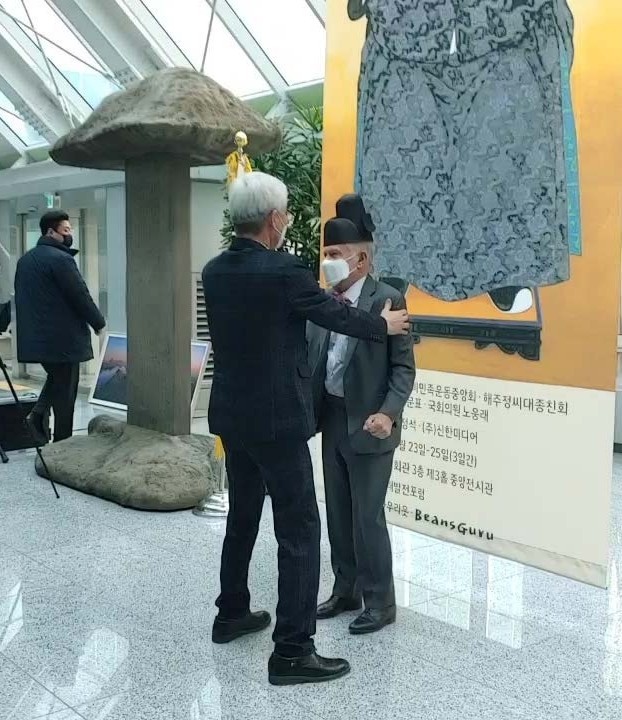 구국의 별 정문부 장군 북관대첩비 전시회'에서 북관대첩비민족운동중앙회 이존영 이사장이 세계적인 투자자 짐 로저스 회장에게 정문부 장군의 전통 모자를 씌워주는 장면이 있었다. 이 행사는 임진왜란 당시 함경도에서 활약한 의병장 정문부 장군의 업적을 기리기 위해 마련되었으며, 짐 로저스 회장은 전시회에 참석하여 정문부 장군을 존경한다고 밝히며 "정문부 장군처럼 남북을 하나로 만드는 로저스 장군이 되고 싶다"고 말했다.