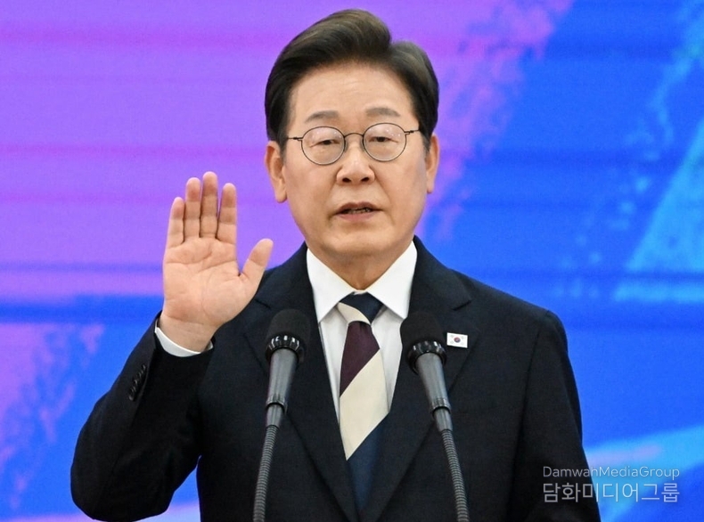 이 대통령은 국회의장 주재 하에 오른손을 들고 다음과 같이 헌법에 따른 대통령 취임 선서를 진행했다.