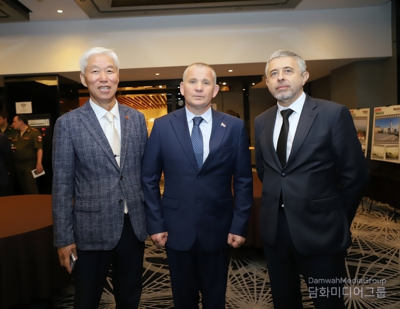  주한 러시아대사(우측)