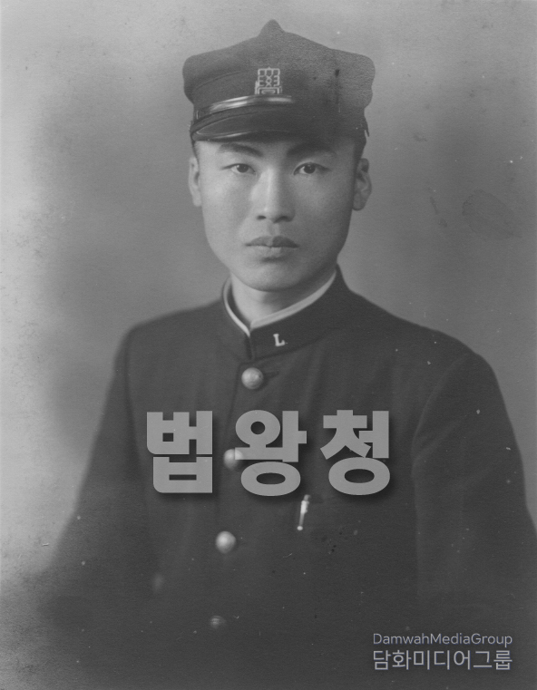 일붕 스님께서 일본 임제전문대학 유학 시절에 찍은 사진으로, 학문과 수행에 정진하던 젊은 시절의 모습을 담고 있다.
