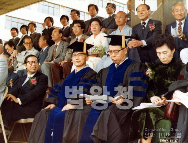 “124개 명예박사, 그 위대한 학문의 족적” 일붕 스님은 미국 템플대학교에서 「조당집 연구」 논문으로 정식 박사학위를 받은 것을 시작으로, 열반하신 날까지 총 124개의 명예박사학위를 수여받으셨다.