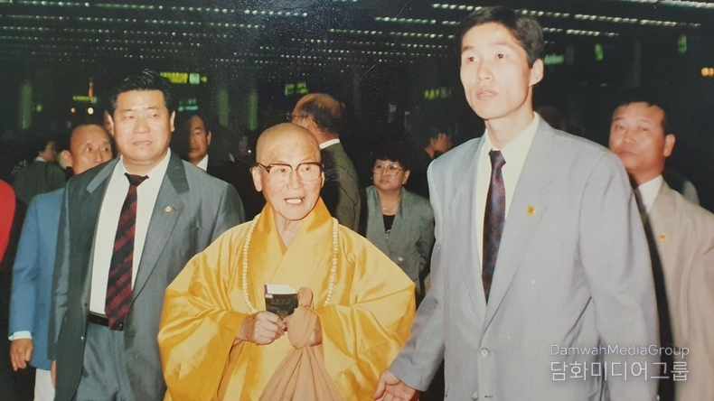 <strong>“세계로 향한 붕새의 나들이” </strong>일붕 스님께서 미국으로의 출국을 위해 김포국제공항에 들어서시는 모습. 세계불교와 평화포교의 대장정이 시작되었다.