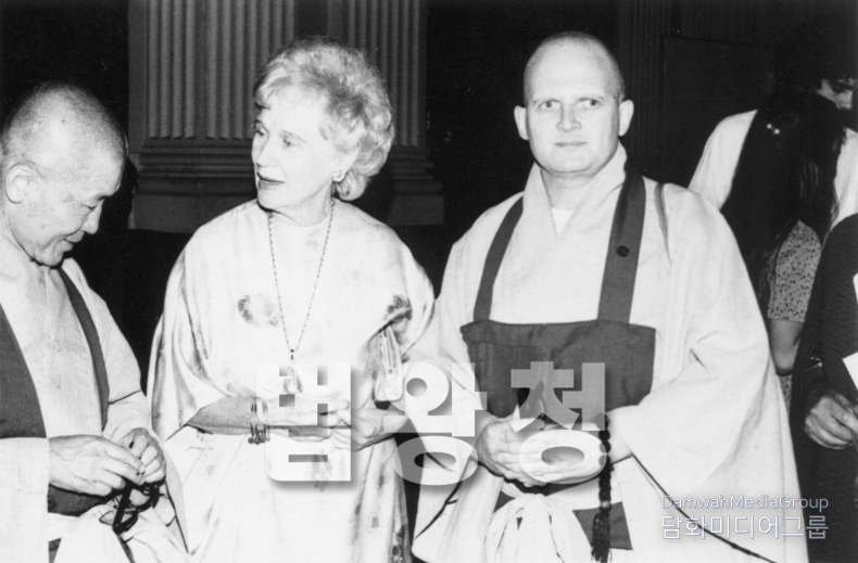  미국인을 제자로 삼고 삭발을 시키시다 – 불법은 국경을 넘는다. 세계불교 초대법왕 일붕 스님께서는 미국에서 한국불교의 법맥을 전수하며 현지인들에게도 자비와 깨달음의 길을 열어주셨다. 사진은 미국인 제자가 삭발을 받고 비구계를 받아 스님의 제자로 거듭나는 역사적 장면을 담고 있다. 이는 단지 한 사람의 출가가 아니라, 한국불교가 세계 속으로 뻗어나가는 위대한 첫걸음이었다.