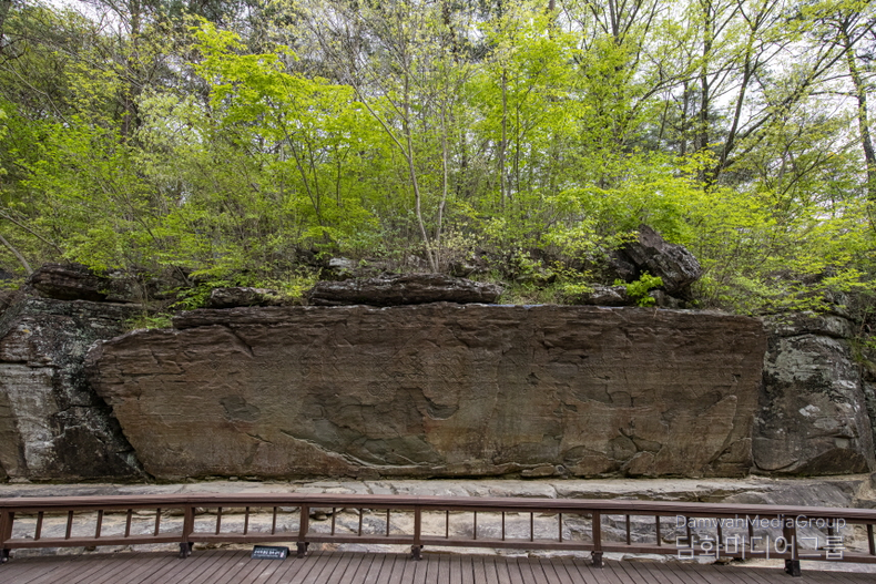 「반구천의 암각화(Petroglyphs along the Bangucheon Stream)」가 유네스코 세계유산에 등재되었다. 지난 7월 6일부터 프랑스 파리에서 개최되고 있는 제47차 세계유산위원회(7.6.~7.16.)는 현지 시간으로 7월 12일 오전 「반구천의 암각화」를 세계유산 목록에 등재하기로 최종 결정했다. 「반구천의 암각화」는 2010년 세계유산 잠정목록에 등재된 이후 15년 만에 결실을 맺었고, 이로써 대한민국은 총 17건의 유네스코 세계유산(문화유산 15건, 자연유산 2건)을 보유하게 되었다.(사진-국가유산청)