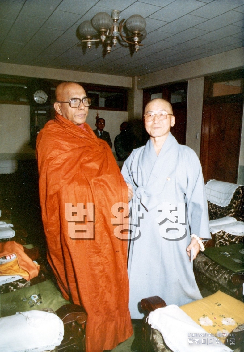 <strong>일붕 서경보 스님과 스리랑카 고승이 우의를 나누는 모습. </strong>세계불교도 간의 연대를 상징하는 장면으로, 종파와 국경을 넘어선 불교 교류의 정신을 담고 있습니다.
