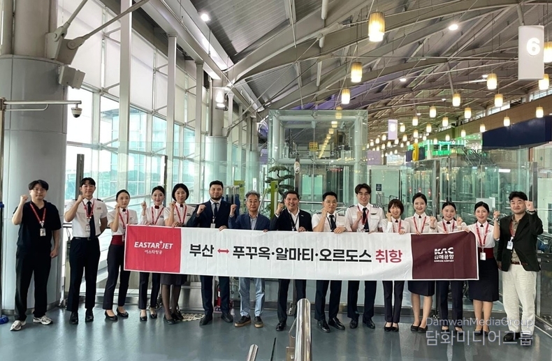 아슬란 아스카르 주부산 카자흐스탄 총영사, 이상훈 명예영사, 이스타항공 관계자들이 부산–알마티 신규 노선 개설을 기념하는 현수막 앞에서 포즈를 취하고 있다.