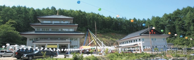 충북 청주에 위치한 세계불교법왕청 제2청사 전경, 푸른 숲으로 둘러싸인 이곳은 조용한 산중 수행처로, 일붕 서경보 스님의 정신을 계승하는 도량이다. 현재 운영 중인 법당과 시설 외에도, 향후 이 부지에는 '초대법왕 일붕기념관'과 '성보박물관'이 추가로 건립될 예정이다. 이 공간은 교육·전시·수행이 어우러진 복합불교문화공간으로서, 한국 불교의 정통성과 세계화를 동시에 이끄는 거점으로 자리매김할 것이다.