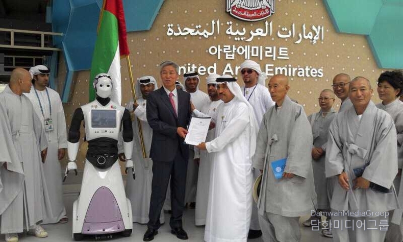 2012 여수세계박람회(Uni Expo 2012 Yeosu) 기간 중, 아랍에미리트(UAE) 홍보관 앞에서 열린 특별 행사에서, 법왕청 이사장 이존영은 UAE 측이 제작한 두바이 해양엑스포 유치 영상물을 최고의 영상물로 선정하여 시상하는 장면이다. 이 시상을 계기로 UAE는 이후 두바이 해양엑스포 유치에 성공하게 되었으며, 세계문화 교류와 불교의 평화정신을 알리는 의미 있는 국제 교류의 순간으로 기록되었다. 행사에는 한국 스님들과 UAE 관계자들이 함께 자리해 문화와 종교, 기술이 어우러진 화합의 장을 이루었다.