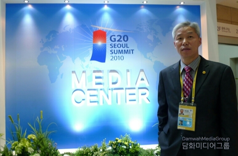 대한민국 최고의 외교매체 『외교저널』의 발행인 겸 회장이자, 세계불교법왕청 담화총사 이사장인 이존영 회장이 2010년 서울에서 개최된 G20 정상회의 미디어센터에서 기념촬영을 하고 있다. 28년의 역사를 지닌 『외교저널』은 국내·외 정계와 외교계에서 신뢰받는 대표 외교전문지로, 이 회장은 국제무대에서 외교 문화 콘텐츠의 중심 역할을 해오며, 세계 평화와 인류 공존을 위한 언론 외교의 새로운 지평을 열고 있다.