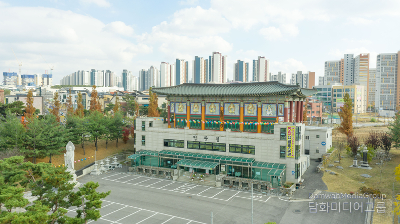 경기도 화성시 동탄신도시 호수공원 인근에 위치한 '세계불교법왕청 제1청사 총본산'. 초대법왕 일붕 서경보 스님의 열반 이후, 그 유지를 받들어 담화총사 이존영 이사장이 사재를 들여 직접 건립한 총본산 건물이다. 전통 불교양식을 현대적으로 재현한 이 법당은 21세기 불교 문화와 세계 평화 정신의 중심지로, 세계불교법왕청의 사상과 활동이 집약된 상징적 공간이다. 앞마당에는 거대한 불상이 세워져 대중을 맞이하며, 주변 도심 속에서도 고요한 수행처로서의 품격을 지니고 있다.