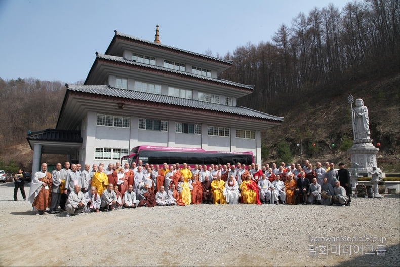 담화 이사장은 전국의 고승대덕 120여 명을 법왕청 제2청사로 초청하여, 한반도 평화통일 기원대법회를 봉행하고 스님 108명에게 가사불사를 마친 뒤 기념촬영을 진행했다. 이날 행사는 일붕 스님의 대자대비한 평화 사상을 계승하고, 가사 한 벌에 담긴 수행자의 정신을 되새기기 위한 뜻 깊은 자리로, 법왕청 제2청사 앞에서 화합과 평화의 기운 속에 마무리되었다.