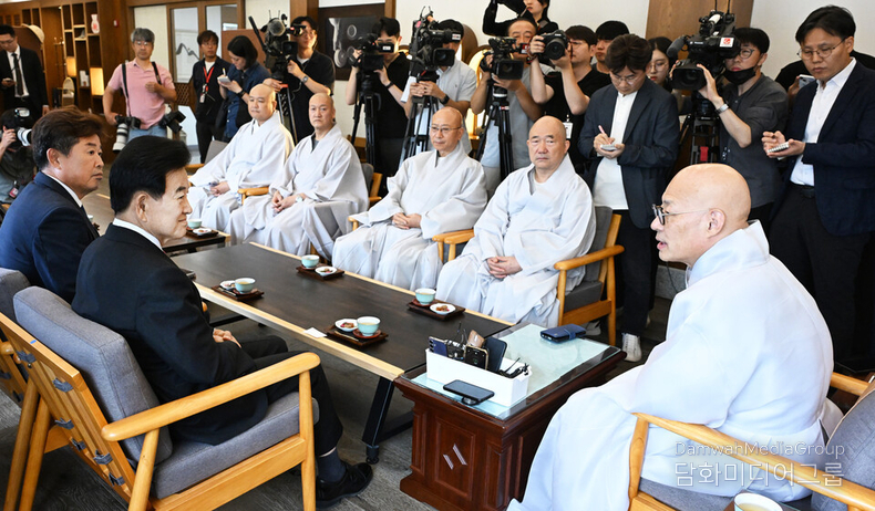 대한불교조계종 총무원장 진우스님이 8월 4일 조계사 템플스테이 홍보관에서 정동영 통일부 장관을 비롯한 관계자들과 환담을 나누고 있는 모습. 이 자리에서 진우스님은 “금강산 유네스코 세계문화유산 등재를 계기로 불교계가 남북관계 개선에 중추적 역할을 할 수 있기를 바란다”며 공동법회와 관광 교류 구상을 밝혔다.