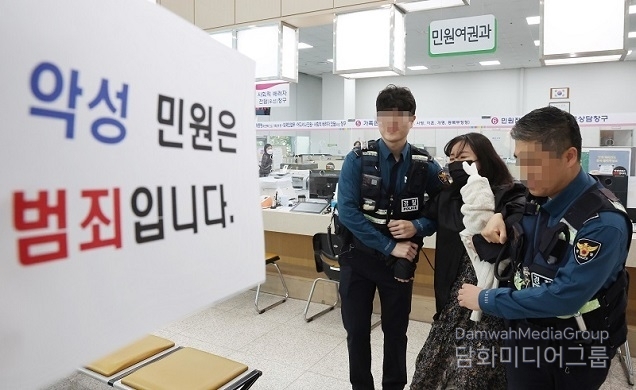 폭행 등 민원인 위법행위 시 기관이 직접 고발…대응지침 개정