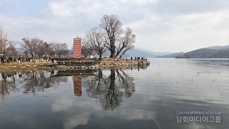 “겨울의 두물머리” 두 강이 만나는 자리에서, 풍경은 이야기가 되고 시간은 멈춘다.